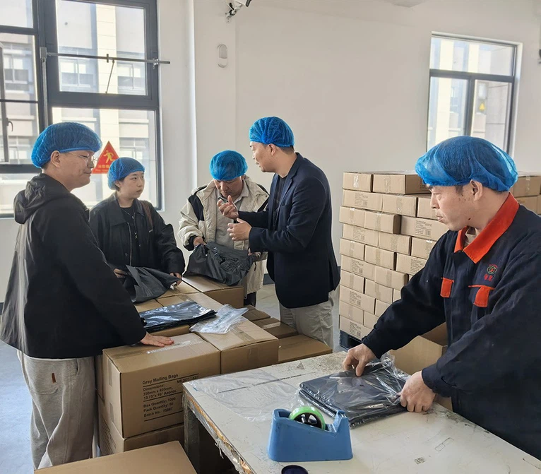 American customers in Shenzhen visit the factory American customers in Shenzhen visit the factory