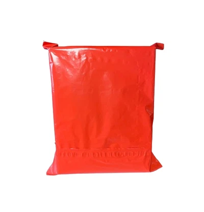 Piros cikk csomagolású postatáska